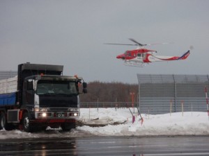 100120現場上空のヘリコプター.jpg