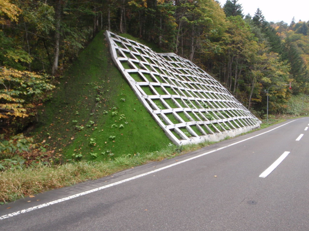 一般国道452号　三笠市　桂沢雪崩予防柵設置外一連工事