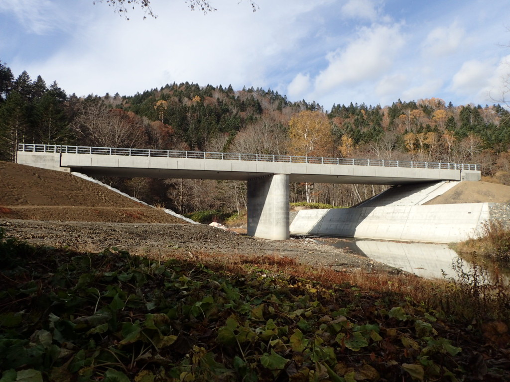 一般国道452号　三笠市　桂沢ダム3号橋上部工事