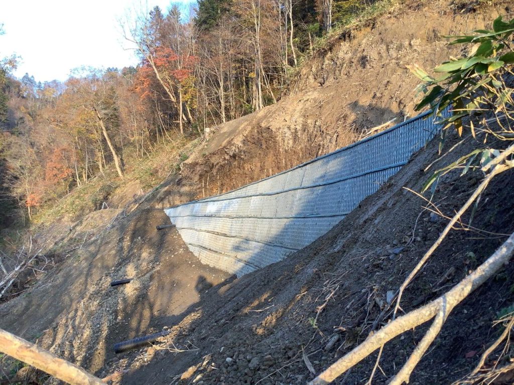 幾春別川総合開発事業の内　菊面沢地すべり対策外工事