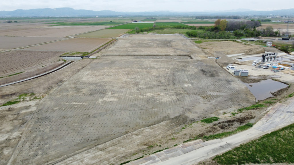 石狩川改修工事の内　北村遊水地豊里西工区周囲堤工事