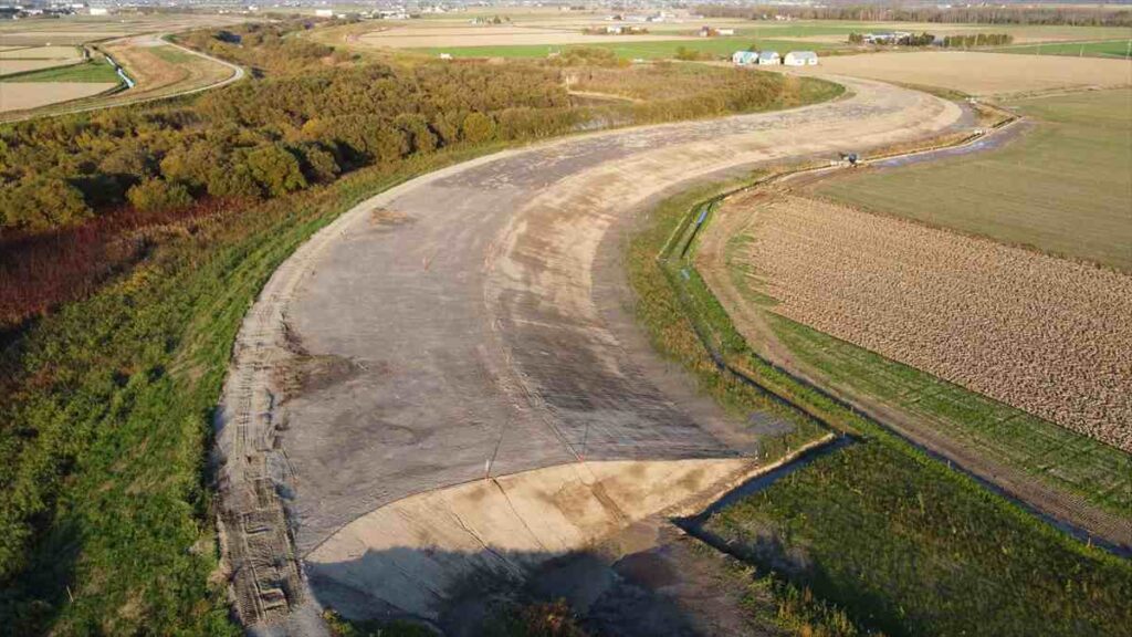 石狩川改修工事の内　旧夕張川左岸築堤盛土外工事